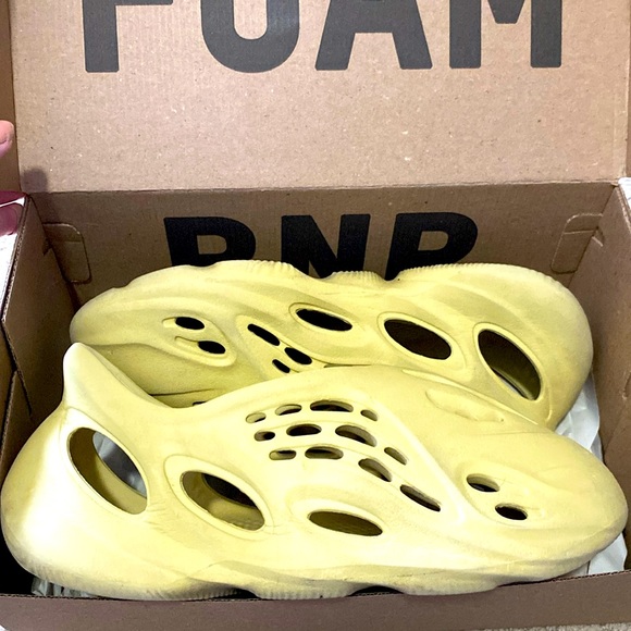 Yeezy Foam Runners Men’s Size 11 EUC - Picture 1 of 2